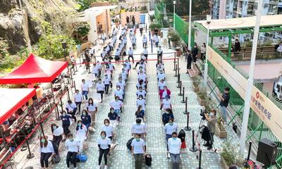 Nearly five hundred people of all ages performed stretching exercise at the launch ceremony of the Community Care Campaign, both on-site and online, pledging to develop a healthy life both physically and mentally.